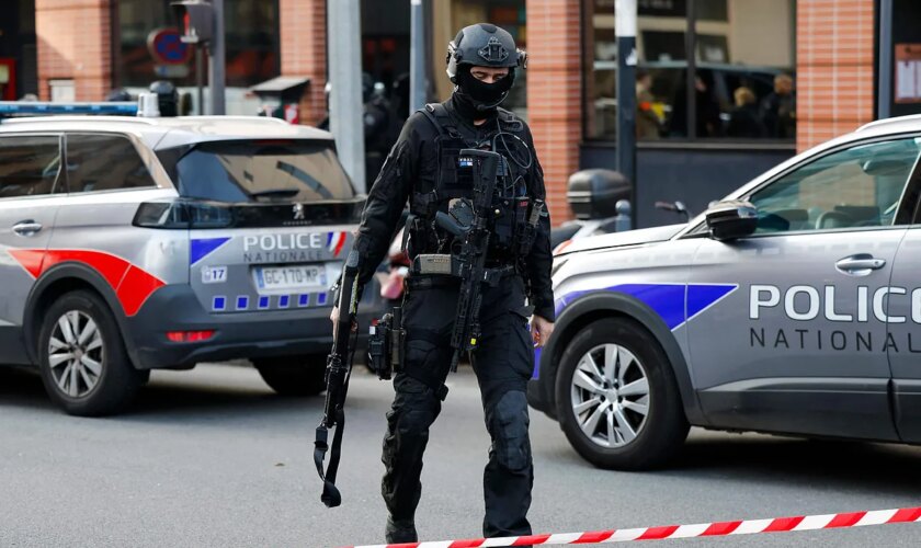 Un hombre que amenaza con suicidarse mantiene cuatro rehenes en un restaurante de París