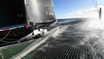 Un match entre deux maxi-trimarans pour tenter de battre le record du tour du monde à la voile