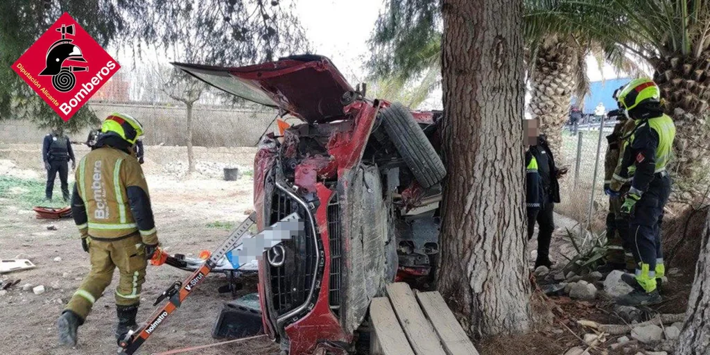 Un muerto y dos heridos al salirse de la vía un coche y chocar contra un árbol en la A-31 en Petrer