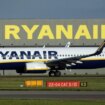 Un pasajero de Ryanair orina en el pasillo en un vuelo a Tenerife y la aerolínea se ve obligada a llamar a las autoridades