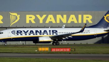 Un pasajero de Ryanair orina en el pasillo en un vuelo a Tenerife y la aerolínea se ve obligada a llamar a las autoridades