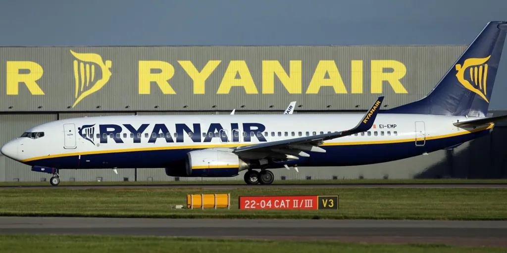 Un pasajero de Ryanair orina en el pasillo en un vuelo a Tenerife y la aerolínea se ve obligada a llamar a las autoridades