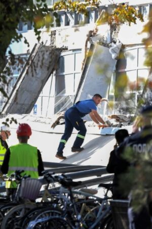 Un toit s'effrondre: Au moins huit morts dans une gare en Serbie