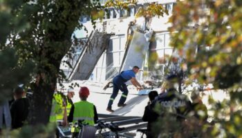 Un toit s'effrondre: Au moins huit morts dans une gare en Serbie