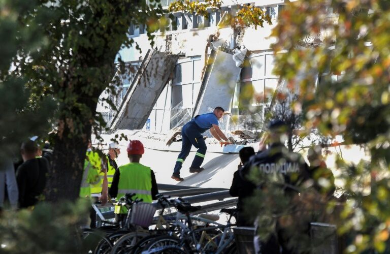 Un toit s'effrondre: Au moins huit morts dans une gare en Serbie