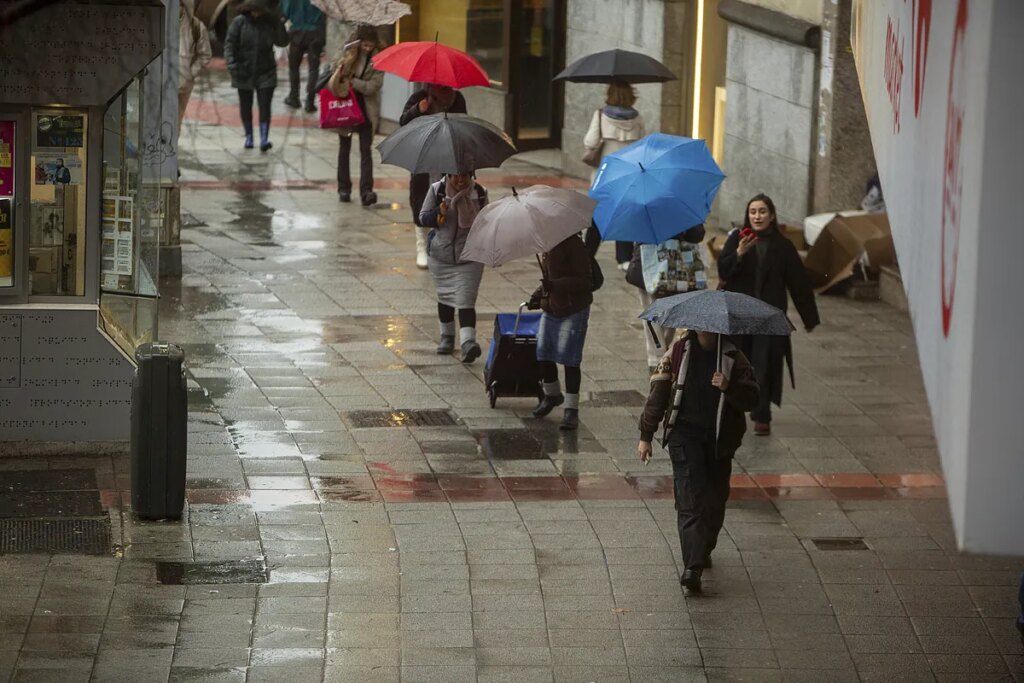 Una docena de comunidades autónomas, en alerta amarilla y naranja este domingo por lluvias, vientos y fenómenos costeros