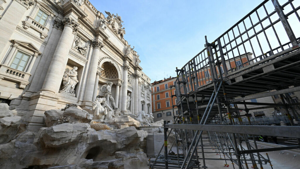 Une passerelle installée au-dessus de la fontaine de Trevi à Rome, le temps des travaux