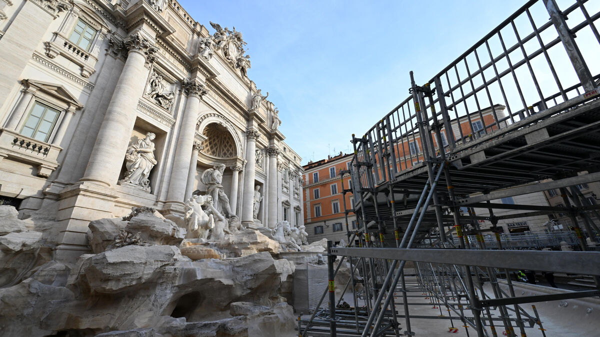 Une passerelle installée au-dessus de la fontaine de Trevi à Rome, le temps des travaux