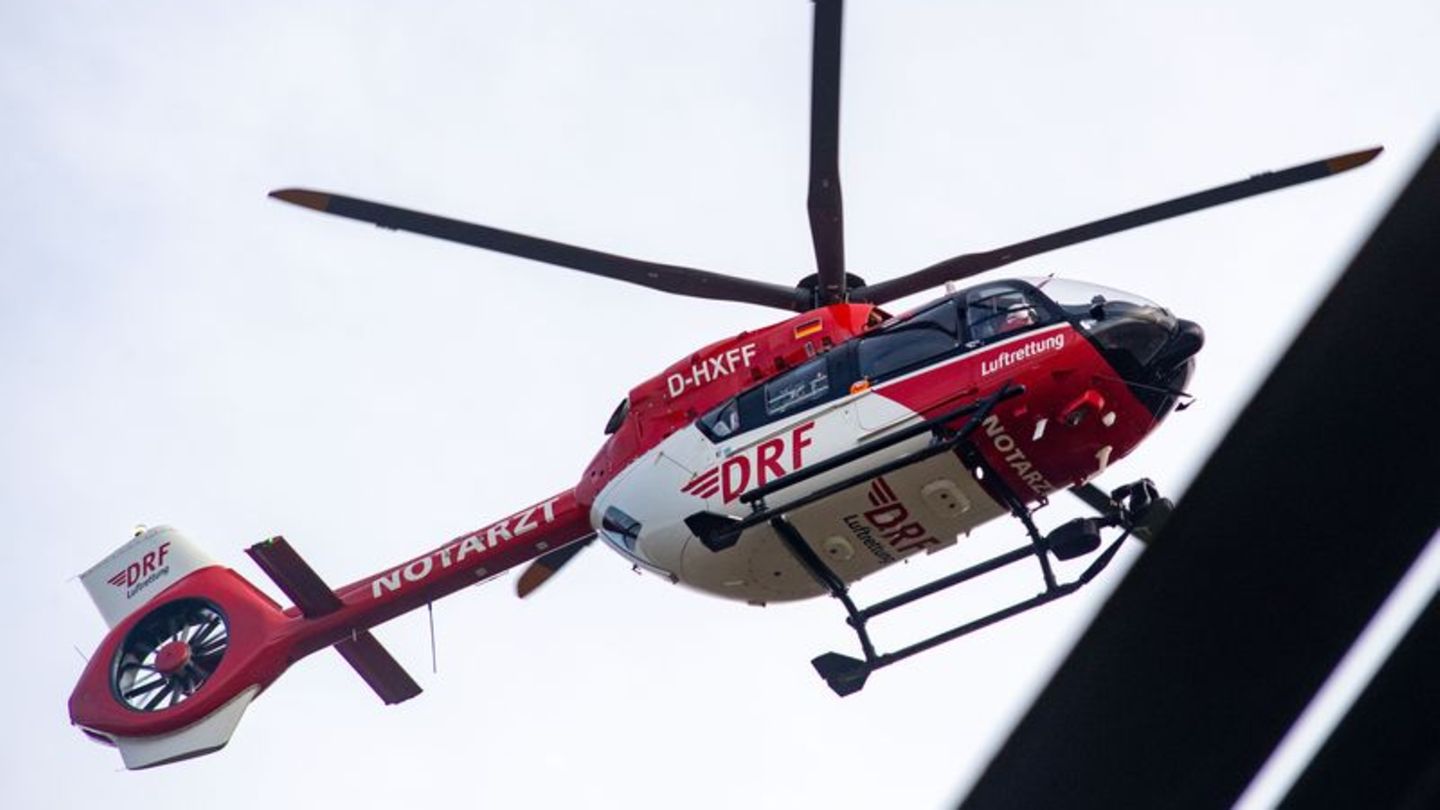 Ein Rettungshubschrauber brachte einen der Schwerverletzten ins Krankenhaus. (Symbolbild) Foto: Stefan Sauer/dpa