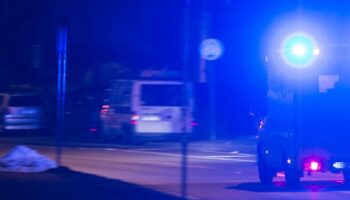 Der verletzte Mann wurde in ein Krankenhaus gebracht. (Symbolbild) Foto: Patrick Seeger/dpa