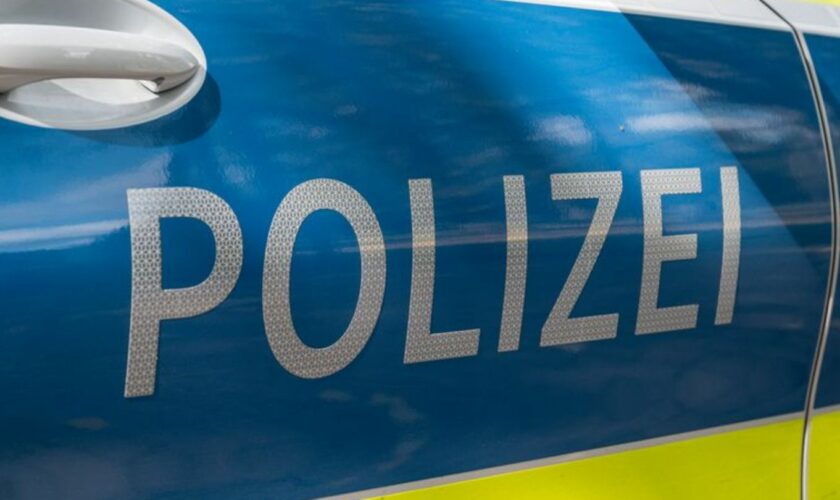 Zwei Menschen sind bei einem Zusammenstoß mit einer Hauswand in Anklam schwer verletzt worden. (Symbolbild) Foto: Daniel Vogl/dp