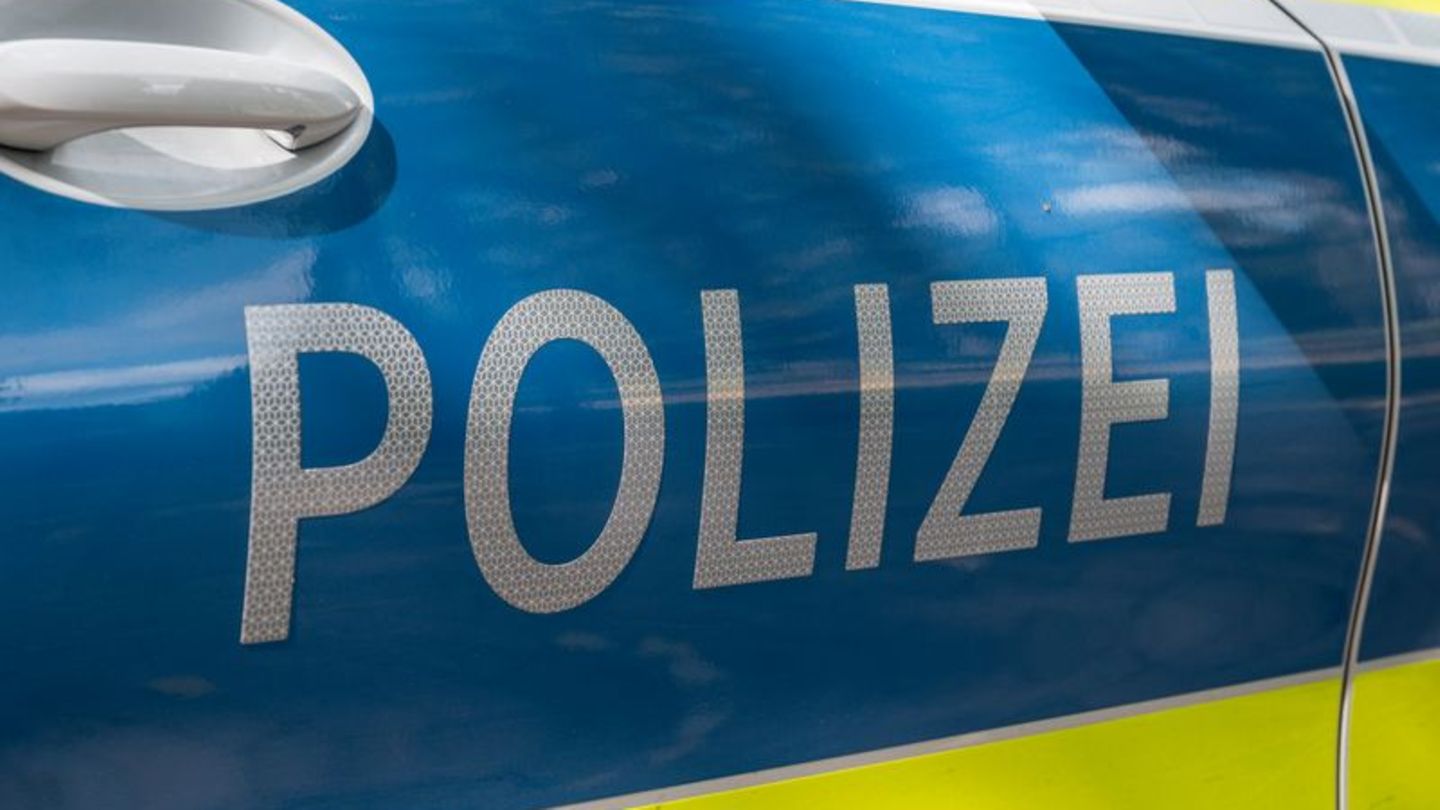 Zwei Menschen sind bei einem Zusammenstoß mit einer Hauswand in Anklam schwer verletzt worden. (Symbolbild) Foto: Daniel Vogl/dp