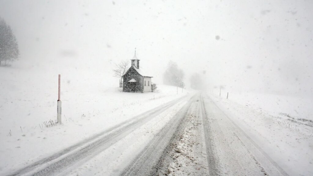 Unwetterwarnung des DWD: Schnee und schwere Sturmböen in Bayern – Unfälle im Allgäu