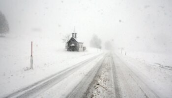 Unwetterwarnung des DWD: Schnee und schwere Sturmböen in Bayern – Unfälle im Allgäu