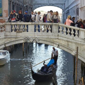 Italienurlaub_ Touristen in Venedig