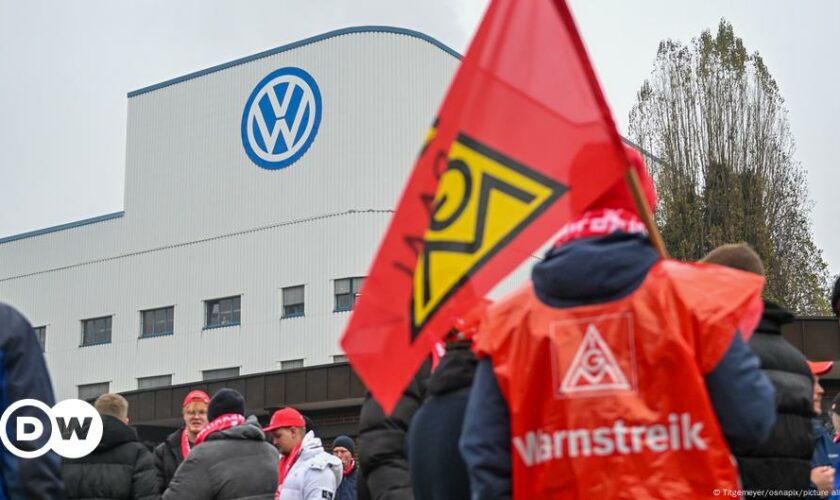 VW talks: Union demands deal before Christmas