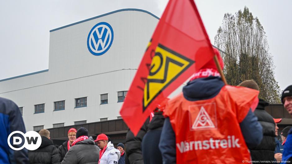 VW talks: Union demands deal before Christmas