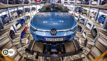 VW workers offer pay cut, threaten strike over crisis