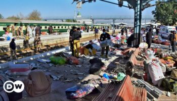 Verheerender Bombenanschlag auf Bahnhof in Pakistan