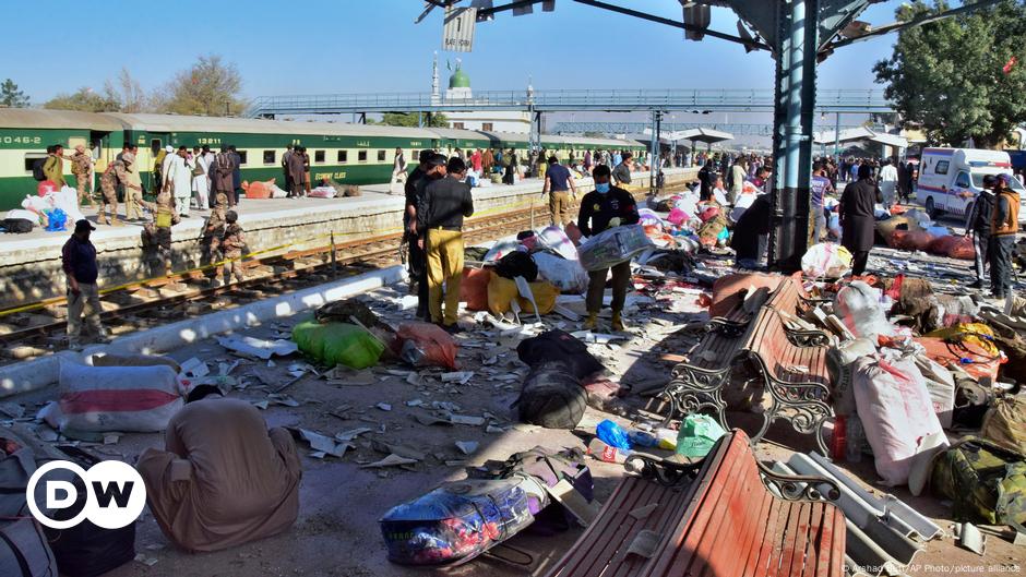 Verheerender Bombenanschlag auf Bahnhof in Pakistan