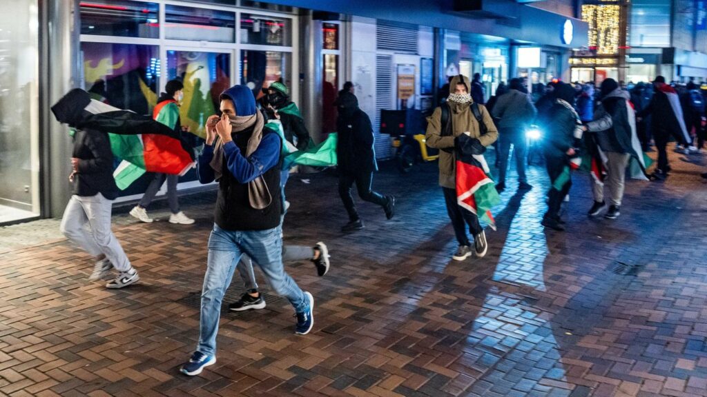 Verletzte nach Ausschreitungen: "Antisemitischer Pogrom": Fans von Maccabi Tel Aviv in Amsterdam attackiert