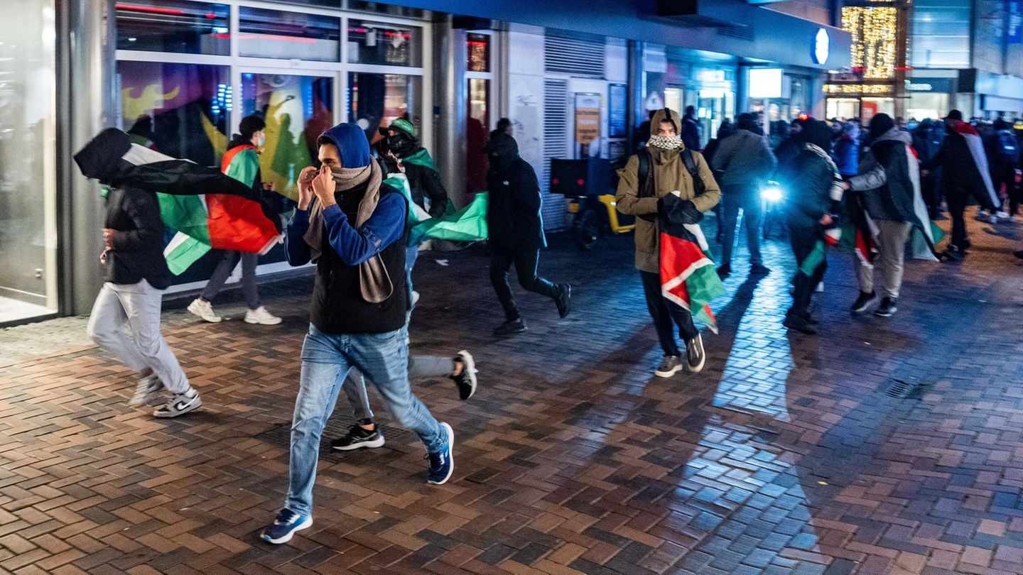 Verletzte nach Ausschreitungen: "Antisemitischer Pogrom": Fans von Maccabi Tel Aviv in Amsterdam attackiert