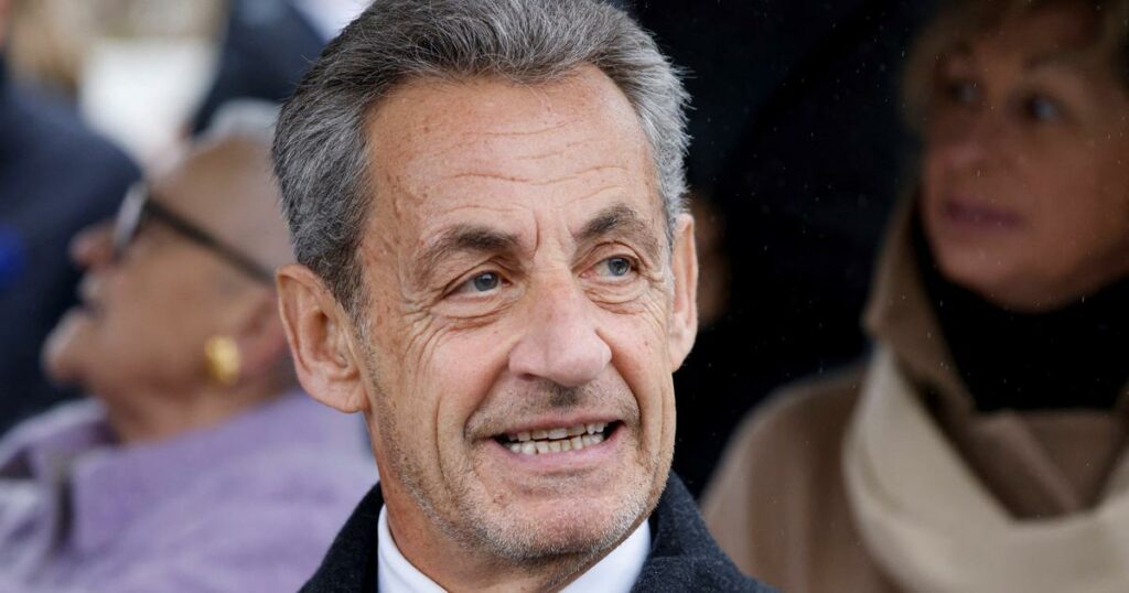 «Vous savez qu’on ne travaille pas 24 heures par semaine»: un professeur interpelle Nicolas Sarkozy en pleine séance de dédicace