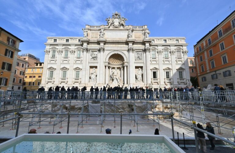 Vue inédite: Une passerelle inaugurée au-dessus de la fontaine de Trevi à Rome