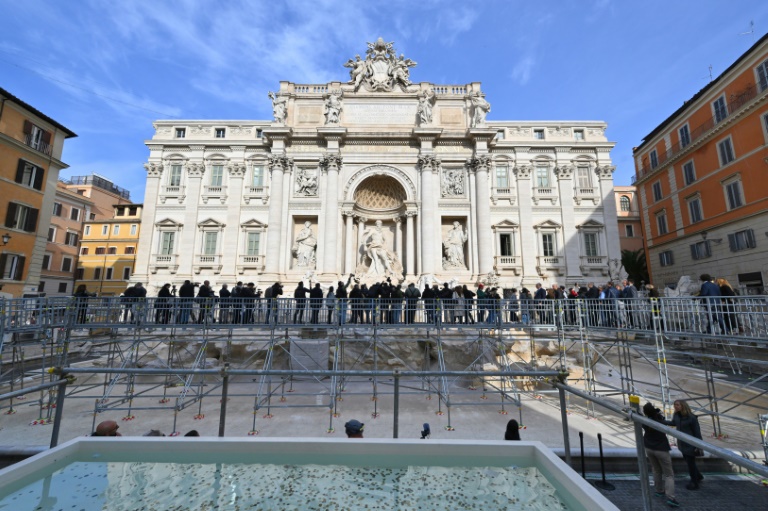 Vue inédite: Une passerelle inaugurée au-dessus de la fontaine de Trevi à Rome