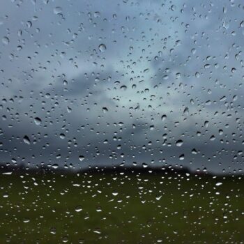 In Rheinland-Pfalz und dem Saarland startet die Woche mit Wolken, Wind und Regen. (Archivbild) Foto: Karl-Josef Hildenbrand/dpa