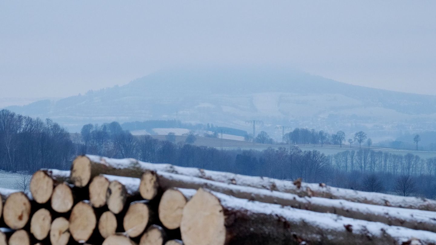 Der Fichtelberg im Erzgebirge ist von Nebel umhüllt. In Sachsen gab es verbreitet glatte Straßen. (Archivbild) Foto: Sebastian W