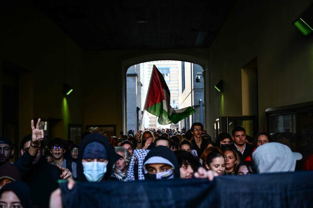 Yaël Braun-Pivet visée par des graffitis et des slogans hostiles de manifestants propalestiniens à l’université Lyon-III