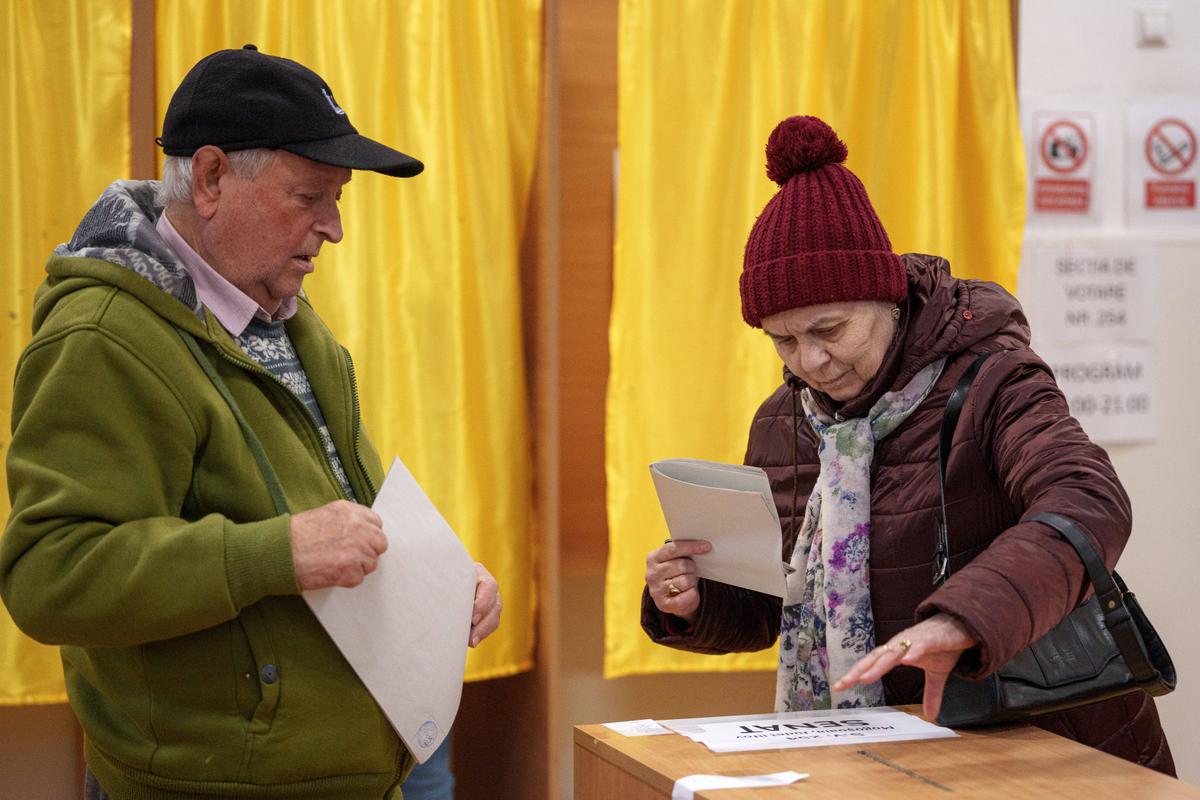 Législatives en Roumanie : ouverture des bureaux de vote, l’extrême droite espère confirmer sa percée