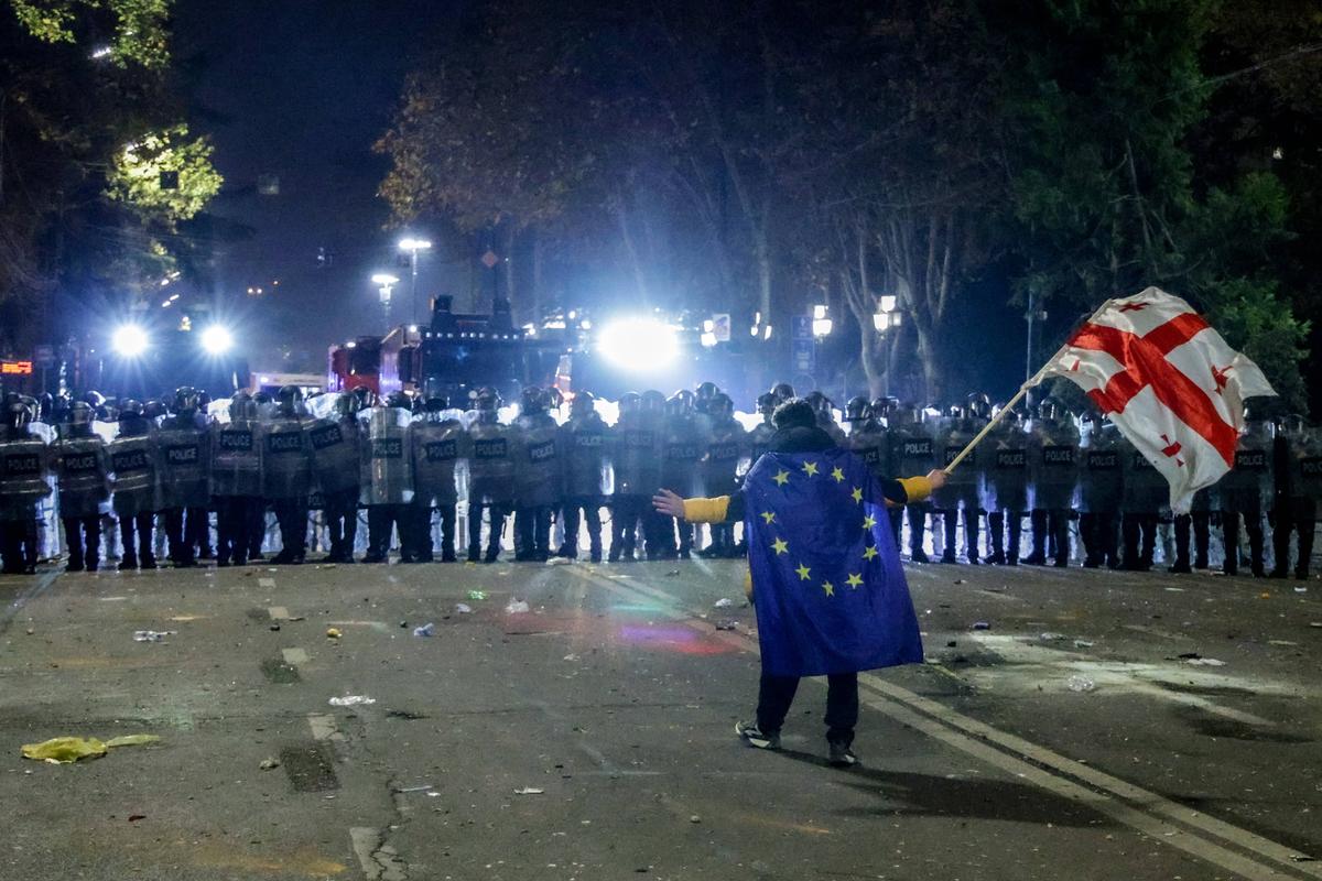 « Nous avons voté pour l’UE. Et que fait notre gouvernement ? L’exact inverse » : en Géorgie, nouveaux affrontements entre manifestants et policiers