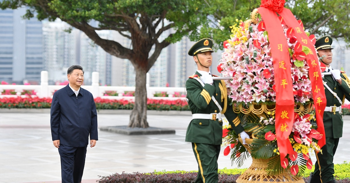 Le président chinois Xi Jinping, également secrétaire général du Comité central du Parti communiste chinois et président de la Commission militaire centrale, offre un panier de fleurs à la statue du camarade Deng Xiaoping au parc Lianhuashan à Shenzhen, dans la province du Guangdong (sud de la Chine), le 14 octobre 2020.