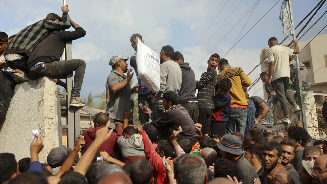 En direct : l'Unrwa suspend la livraison d'aide à Gaza par un point de passage clé depuis Israël