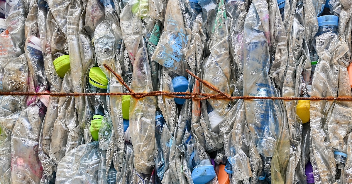 Des bouteilles en plastique ramassées sur une page à Ranong, en Thaïlande, le 23 septembre 2024