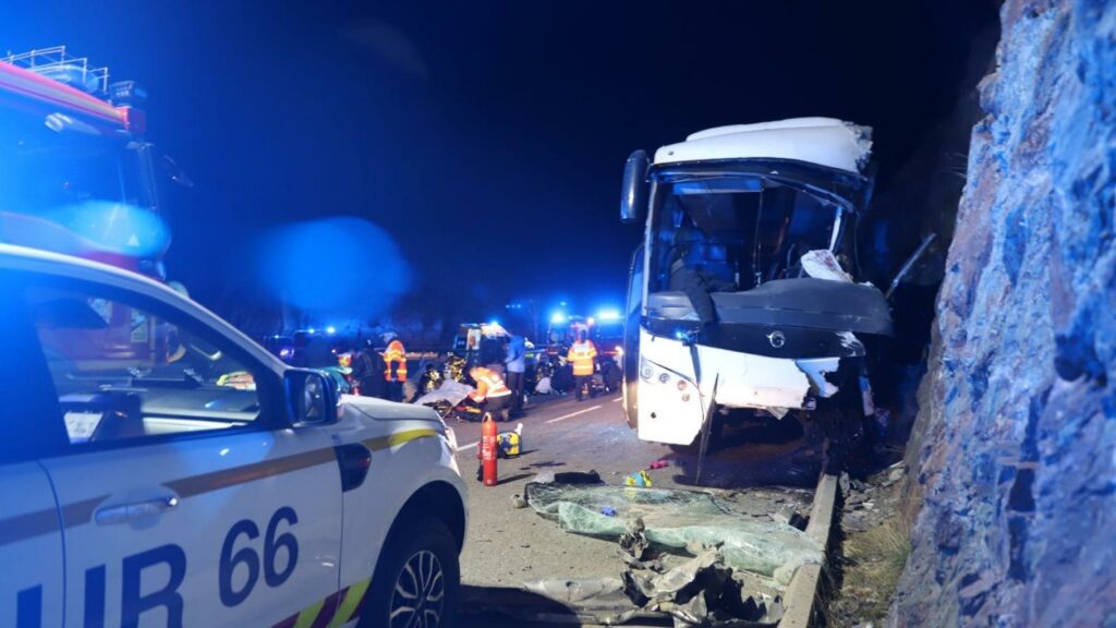 Dans les Pyrénées-Orientales, un accident d’autocar fait au moins deux morts