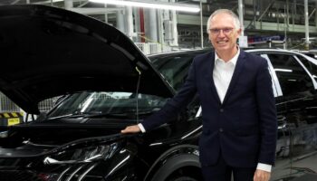 Le groupe automobile Stellantis annonce la démission "avec effet immédiat" de son patron emblématique Carlos Tavares