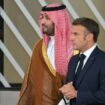 Le président français Emmanuel Macron et le prince héritier saoudien Mohammed ben Salmane participent à un sommet à Bruxelles le 16 octobre 2024