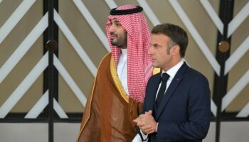 Le président français Emmanuel Macron et le prince héritier saoudien Mohammed ben Salmane participent à un sommet à Bruxelles le 16 octobre 2024