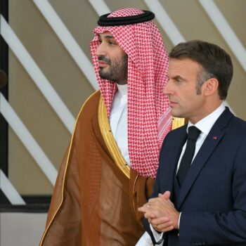 Le président français Emmanuel Macron et le prince héritier saoudien Mohammed ben Salmane participent à un sommet à Bruxelles le 16 octobre 2024