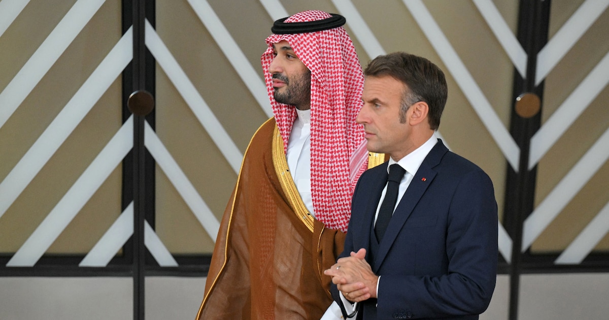 Le président français Emmanuel Macron et le prince héritier saoudien Mohammed ben Salmane participent à un sommet à Bruxelles le 16 octobre 2024