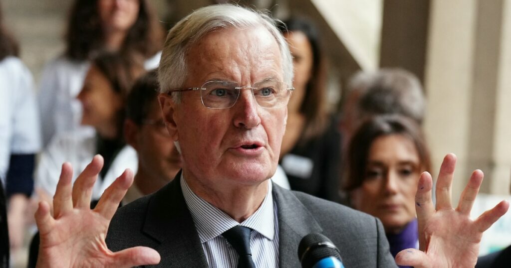 Le Premier ministre Michel Barnier à l'hôpital de l'Hôtel-Dieu à Paris, le 25 novembre 2024