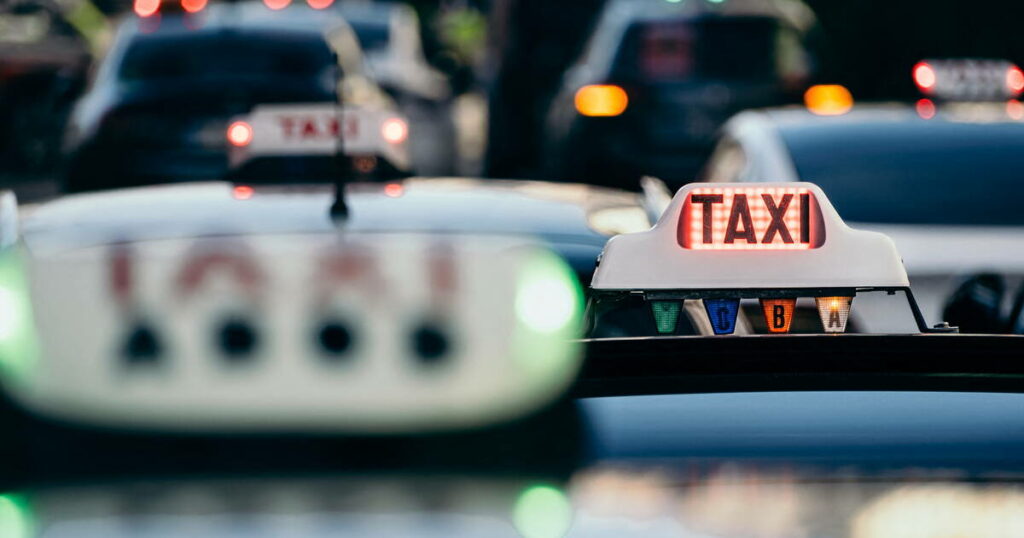 Des taxis bloquent Lyon et d’autres villes pour protester contre la rémunération du transport des malades