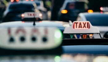 Des taxis bloquent Lyon et d’autres villes pour protester contre la rémunération du transport des malades