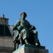 Une photo prise le 28 septembre 2012 montre la statue de l'écrivain français Alexandre Dumas, père, sur la place du général Catroux à Paris.