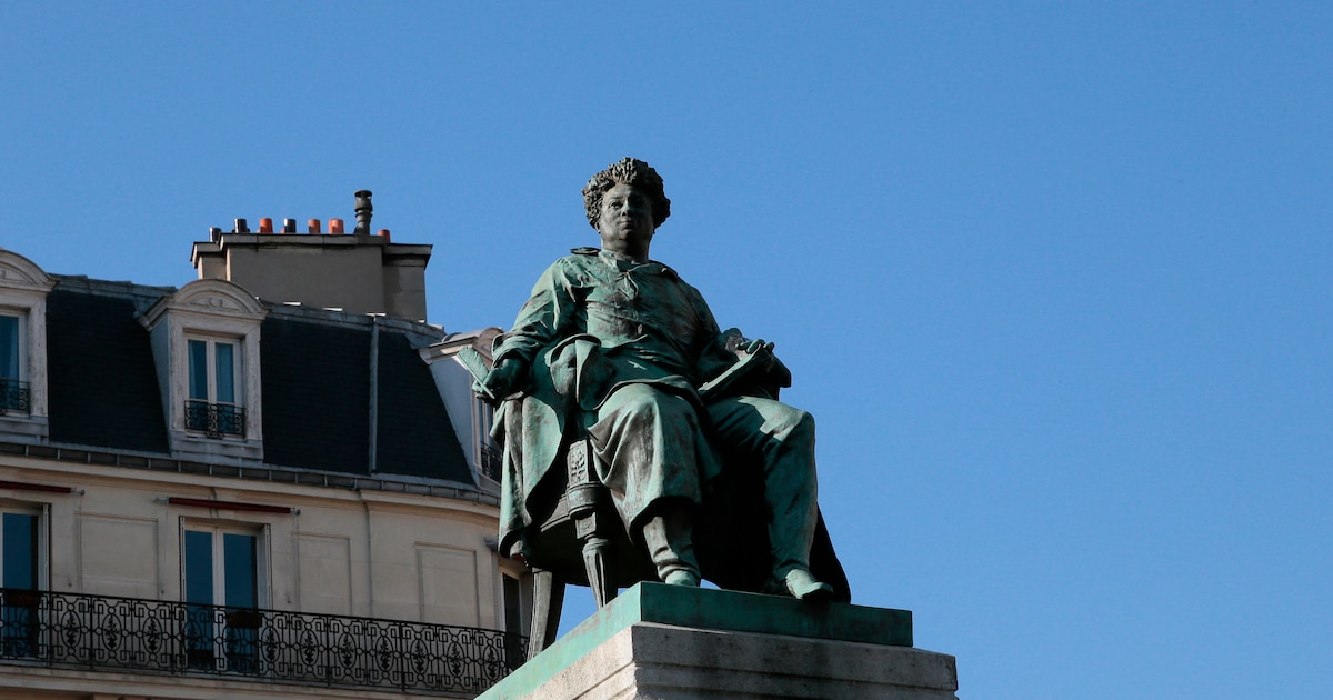 Une photo prise le 28 septembre 2012 montre la statue de l'écrivain français Alexandre Dumas, père, sur la place du général Catroux à Paris.