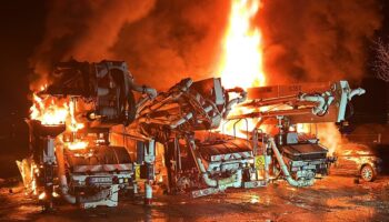 16 Lkw brennen in Berlin – Polizei hält politisches Motiv für möglich