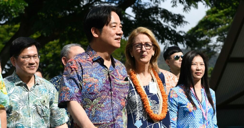 Le président taïwanais Lai Ching-te visite le musée Bishop avec le directeur du musée Dee Jay Mailer à Honolulu, Hawaï, le 30 novembre 2024